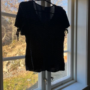 Söt prickig blus - Säljer nu denna söta prickiga blus, blusen är marin blå med vita prickar. Skulle även säga att den är i mycket bra skick och max andvänd 3 ggr. På lappen står det att den är i storlek 38, men skulle säga att den är mer som en 36, alltså storlek S/XS. Den funkar lika bra till vardag som till en middag❤️ skriv för fler frågor eller funderingar🥰