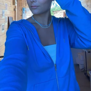 Blå hoodie med dragkedja - Blå Zip-hoodie från ASOS.    Storlek S