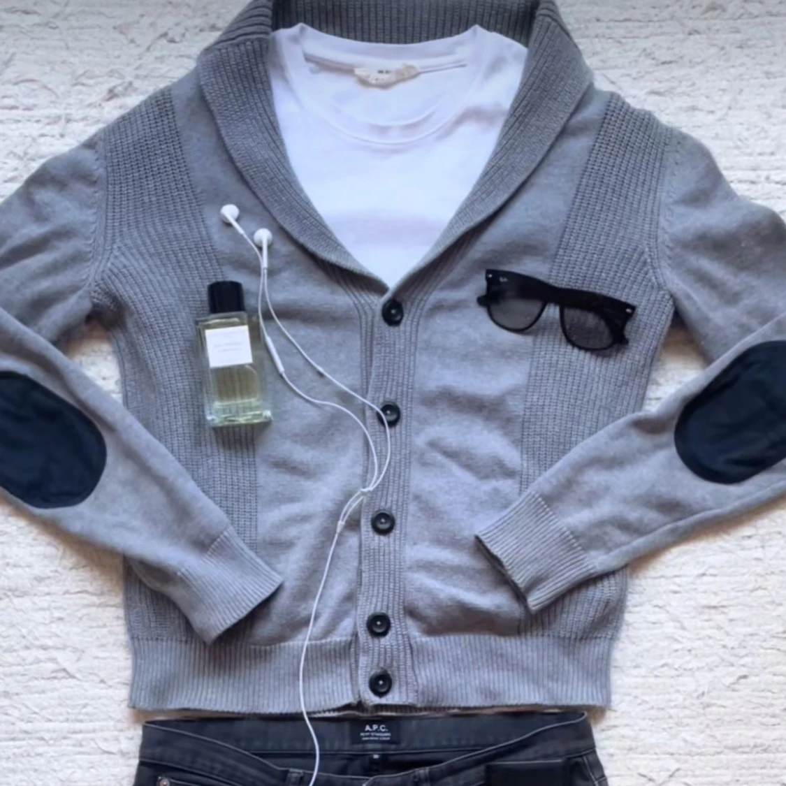 Grå kofta med knappar