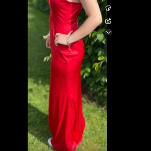 Röd balklänning  - Säljer min jätte fina röda balklänning, Den har bara använts en gång och är i nytt skick! Den är verkligen super fin, skriv priv för fler bilder om så behövs. Jag är 160cm lång för övrigt, klänningen formas efter kropp. Hoppas den kan komma till användning. Köpt på nelly för 900❤️