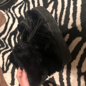 Inuikii liknande boots - Inuikii liknande skor från hm, använda en vinter och i jättebra skick. Storlek 38