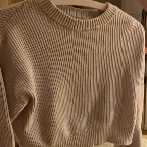 Vitt ribbad tröja från Kappahl - Säljer en snygg vitt ribbad tröja från Kappahl. Tröjan har en croppad design och långa ärmar, perfekt för en stilren look. Passar bra till både jeans och kjol. Perfekt för höst och vår!