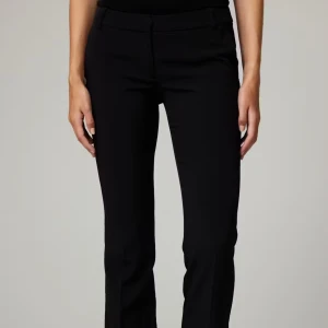 Svarta kostymbyxor bikbok Vera TALL - Snygga svarta kostymbyxor. De är lågmidjade och är i modellen Vera TALL. Är för stora på mig därav säljs dom tyvärr😭💓 knappt använda så i väldigt fint skick. Köpta för 499 + frakt