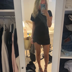 Svart kjol/shorts - snygg kjol/shorts, älskar att de ser ut som en kjol framifrån och shorts bak!!🌟❣️passar till alla tillfällen!!!