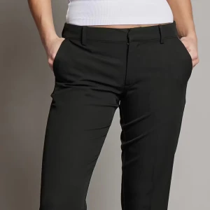 Svarta lågmidjade kostymbyxor  - Snygga svarta kostymbyxor, från bikbok i modellen VERA dom är lågmidjade och passar med som 1,70. Original pris 500kr. Passar också dom som har storlek 34