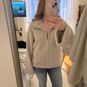 Helt ny lager 157 teddy jacka  - Säljer nu min helt nya teddy jacka från lager då jag råka beställa 2 st. Storlek L .  säljes för vanligt pris då den endast är testad av mig. Endast köp genom plick! 💕 prislapp sitter kvar