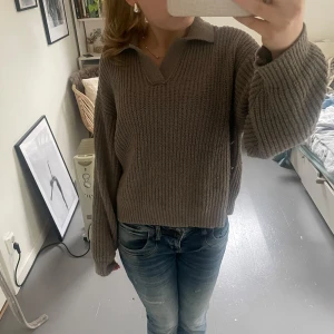 Brun grön stickad tröja från Weekday - Säljer en mysig brun grön stickad tröja från Weekday. Tröjan har en v-ringad design med krage och långa ärmar. Storlek S💖Skriv gärna vid fler frågor och bilder!