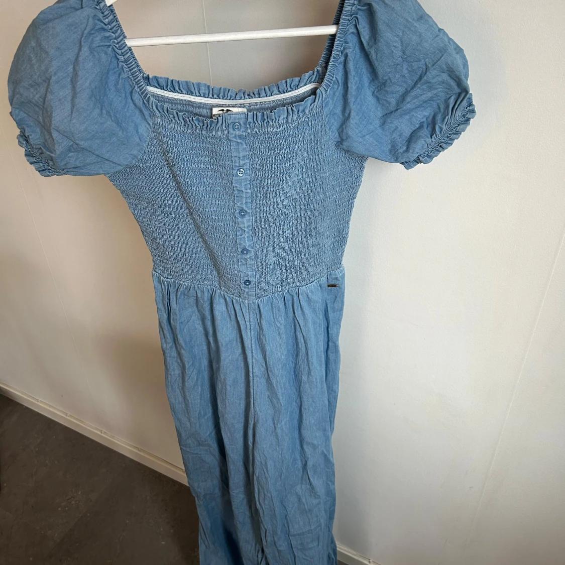 Blå klänning med puffärmar