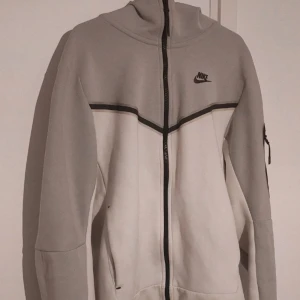 Nike Tech Fleece - Storlek S, grå/vit, helt okej skick. Skriv och fråga om du undrar något. Pris kan diskuteras vid snabb affär 🔥