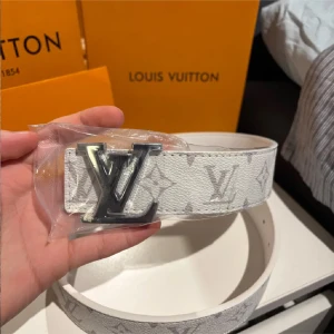 ʟᴠ bälte - Snyggt ʟᴠ bälte med det klassiska monogrammönstret i grått. Perfekt för att lyfta vilken outfit som helst.