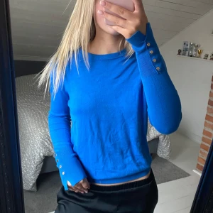 Stickad tröja - Stickad tröja från Zara med guld knappdetalj. Storlek M men sitter som en S. Använd endast en gång. Jättebra skick. Jättefint och skönt material. Nypris: 329kr