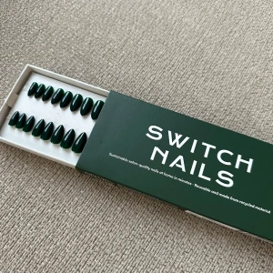 Mörkgröna lösnaglar från Switch Nails - Snygga mörkgröna lösnaglar från Switch Nails. Dessa naglar är återanvändbara och tillverkade av återvunnet material. Perfekt för en snabb och stilren manikyr hemma.