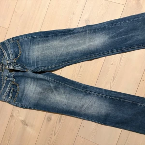 Blå jeans med nitar från Motivi - Snygga blå jeans från Motivi med coola nitar på fickorna. De har en klassisk femficksdesign och en bekväm passform. Perfekta för en avslappnad stil med en touch av edge.