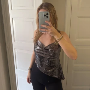 Glittertopp - Glittertopp från Superdown. Använd 1 gång. Liten i storlek. Orginalrpis 800kr