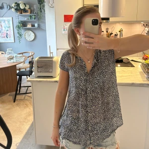 Leopardmönstrad blus - Snygg blus, storlek S från Lindex 🩷🙏🏼😇