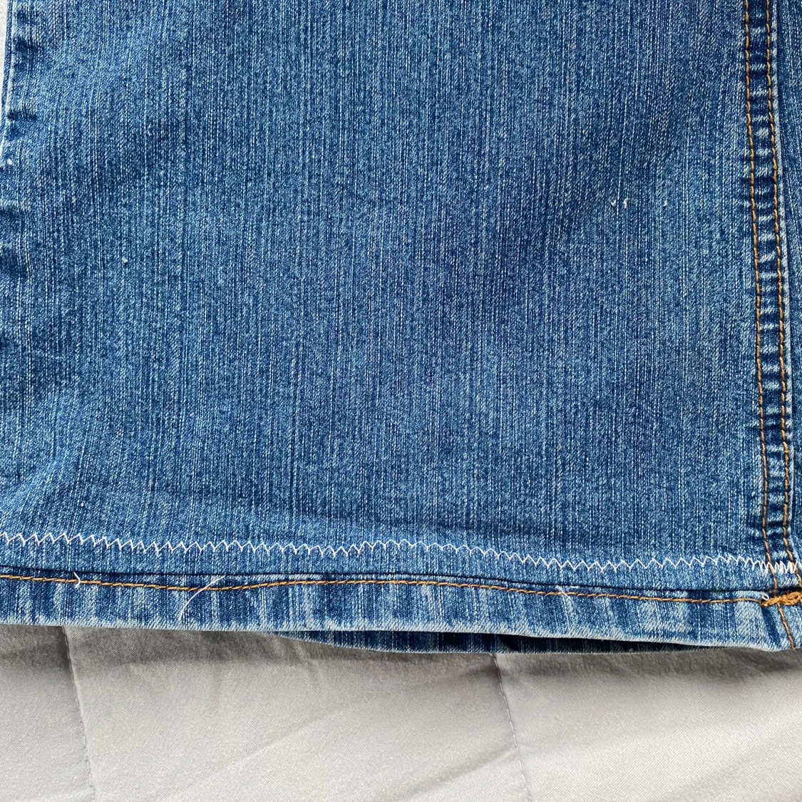 Vintage utsvängda lågmidjade jeans med detaljer - 3