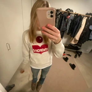 Vit tröja med rött tryck från Marant - Säljer en vit tröja från Marant med ett stort rött tryck! Super fin och i bra skick. Köpt här på Plick. Säljer då dne inte riktigt kommit till användning🙏🥰