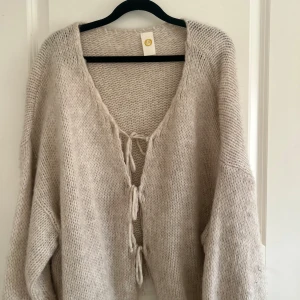 Kofta ifrån från missäy - Så fin kofta ifrån missäy i en jättefin begie färg!! Använd fåtal gånger❤️❤️