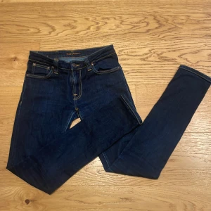 Nudie jeans  - Tja säljer nu mina feta Nudie jeans. Skick 8/10 mycket bra skick. Storleken är 27/32 som sitter bra. Jag köpte dessa för 1699 säljer nu för 299 ni får gärna sätta ett prisförslag.