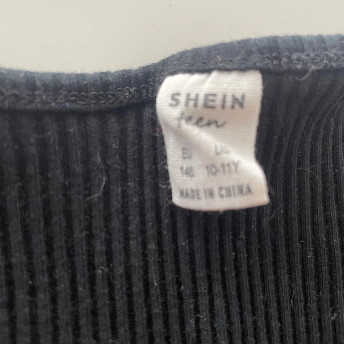 Svart ribbad klänning från Shein - 2