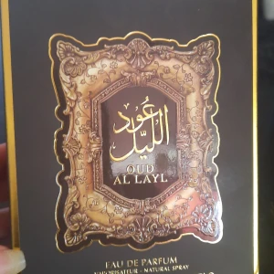 Oud Al Layl Eau de Parfum - Oud Al Layl från My Perfumes är en elegant Eau de Parfum med en lyxig förpackning i mörkbrun och guld. Den har en rik och mystisk doftprofil, perfekt för den som älskar orientaliska dofter. Flaskan är dekorerad med detaljerade mönster som ger en känsla av exklusivitet. Helt ny, endast öppnad för att lukta och tyvärr passa den inte mig.
