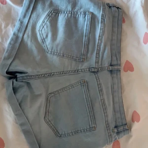 Ljusblå jeansshorts - Snygga ljusblå jeansshorts med klassisk femficksdesign. Perfekta för en avslappnad stil. De har en bekväm passform och är gjorda i ett mjukt denimtyg.