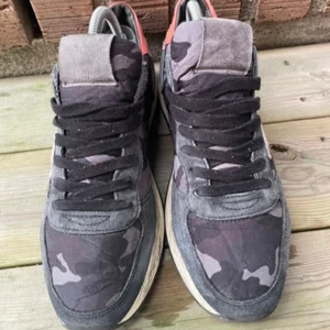 Camo Philippe models  - Sköna runners från Philippe model. Skick :8/10 bra men tecken av användning. OBS:❗️ Storlek 41 men passar 42. Skriv om funderingar och pris är inte hugget i sten✅✅