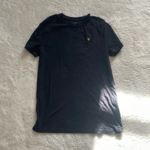 Lyle & scott t shirt - Jätte bra skick, aldrig använd 