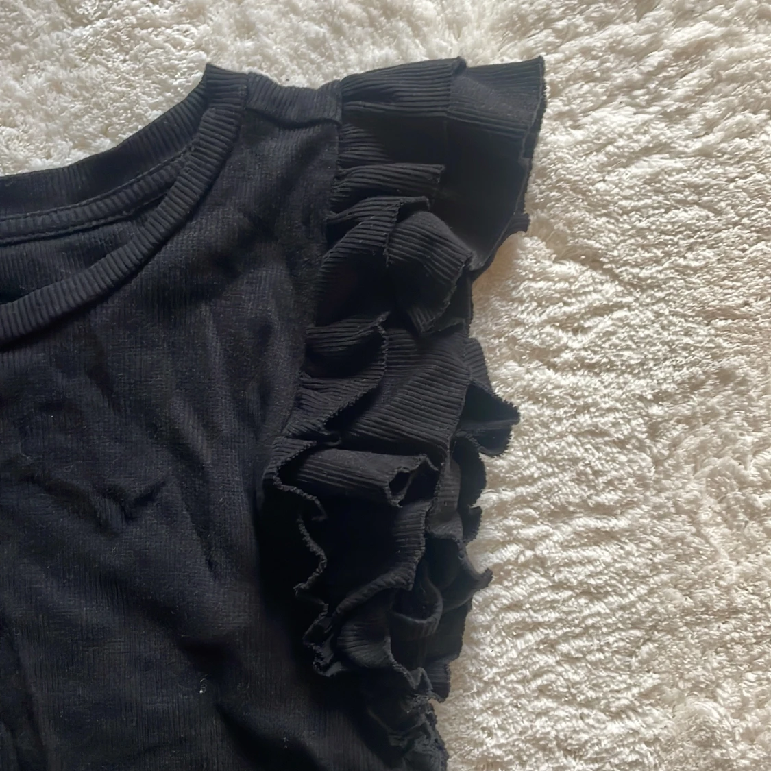 Svart ribbad topp med volangärmar - 1