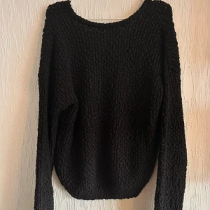 Tjock mysig stickad tröja med v-ringad baktill - Stor garderobrensning♻️Se gärna mina andra annonser. Pris går att diskutera vid flerköp🌸Finns en defekt på ena ärenden, se bild 3. Annars utan anmärkningar.