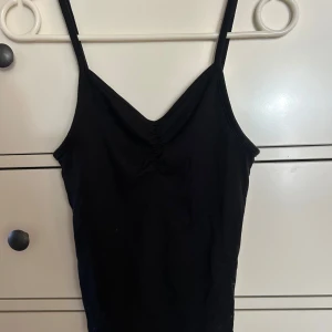 Svart linnetopp från H&M Divided - Snygg svart linnetopp från H&M divided. Perfekt för lager-på-lager eller att bära som den är. 