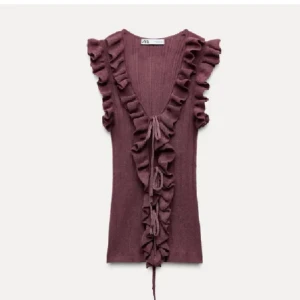Vin röd ribbad topp från Zara - Slut såld över allt! Aldrig använd prislappen sitter kvar. Är i storlek L men passar M också.