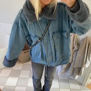Jeansjacka med päls och foder HM - Funderar på att sälja min älskade jeansjacka pga att den aldrig används. Vid något ställe på pälsen har det spillts något så pälsen sitter ihop, jag köpte den så men har aldrig försökt ta bort det då det inte syns. Jag säljer ENDAST vid högt bud. ❌DIREKTPRIS: 1 500kr, säljer inte under 1000kr❌. Passar XS/S och liten M, beroende på hur man vill att jackan ska sitta. Vet inte direkt storlek ❤️