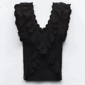 Svart volangtopp - Säljer min helt oanvända topp från zara i storlek S. Kom privat för mer bilder!