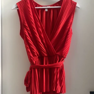 Röd topp - Röd omlotttopp med ett skärp/band, perfekt till jul!💓