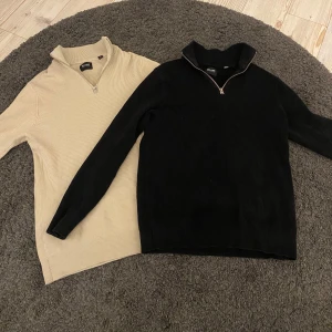 2 half-zip tröjor - 2 st. Half-zip tröjor i nyskick✅ En svart och en beige💯 Hör av dig om minsta fråga!👍🏻