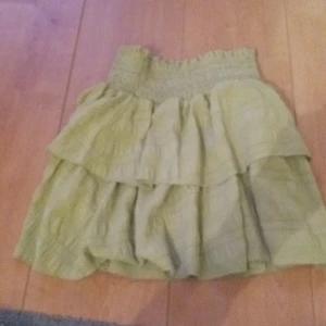 Grön volangkjol från Shein - Söt grön volangkjol från Shein i storlek 10Y. Kjolen har en elastisk midja för bekväm passform och flera lager volanger som ger en lekfull look. Perfekt för sommarens äventyr eller en festlig dag. Materialet känns lätt och luftigt, vilket gör den idealisk för varma dagar. 🌿