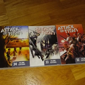 Attack on Titan book 32-34 - Säljer då jag läst igenom dem och inte kommer läsa dem något mer, har tagit väll hand om den så inget fell med dem. 70kr för en, 210kr för alla.