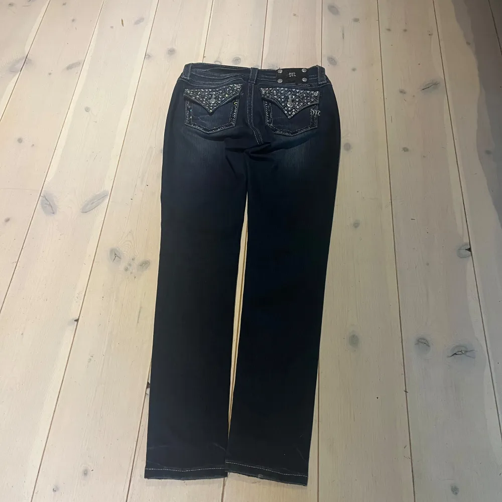 Snygga blå skinny jeans från Miss Me med glittriga paljettdetaljer på bakfickorna, Storlek 27. Skriv för mer bilder (:. Jeans & Byxor.