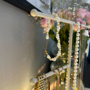 Pearl madness armband guld - Pearl madness armband guld🐚🪐  Min längd: 15cm✨ Max längd: 19cm✨ (Längden är ungefärlig)  Armbandet är elastiskt💫💞