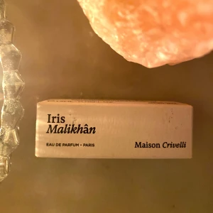 Iris Malikhân Eau de Parfum från Maison Crivelli - Säljer en elegant parfym, Iris Malikhân, från Maison Crivelli. New! Unopened 
