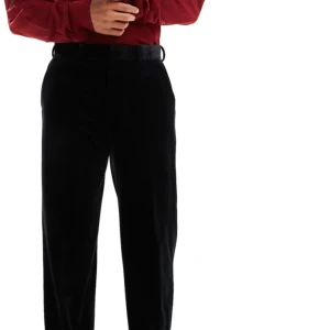 Svart sammets kostymbyxa - Säljer ett stilrent svart kostymbyxa i mocka. Perfekt för både vardag och fest. Byxan har en enkel design som gör det lätt att matcha med olika outfits. Passar bra till både kvinnor och speciellt men. Ett måste i garderoben för den som gillar klassisk stil. Storlek W31/32