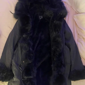 VinterJacka Päls Svart - Superfin svart vinterjacka, använd en vinter sparsamt så fortfarande jättefin kvalite, jackan är supertjock och varm under vintern, storlek Xs-S. Skickar jätte gärna fler bilder vid intresse !!