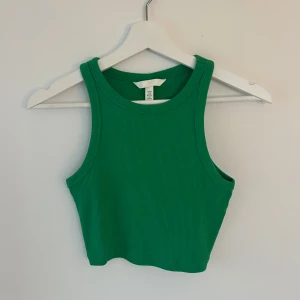 Grönt croppat linne, helt nytt - Säljer ett superfint grönt croppat linne i storlek XS 💚 Helt oanvänt och har prislappen kvar! 
