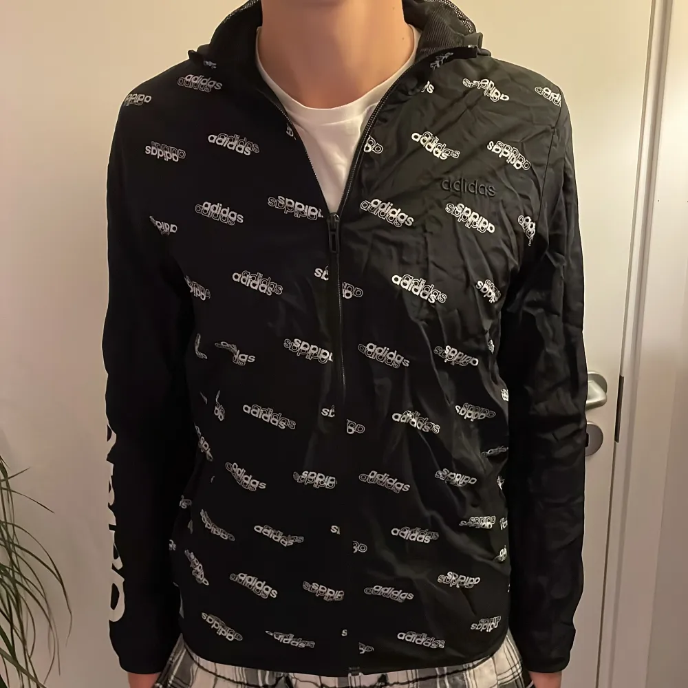 Säljer min adidas windbreaker som inte passar längre. Sitter bra om du är mellan 160 till 170cm. Storlek är 164. Skick 9/10 Inga defekter alls! Det är bara att höra av sig jag svarar på allt! (Funkar även till träning). Jackor.