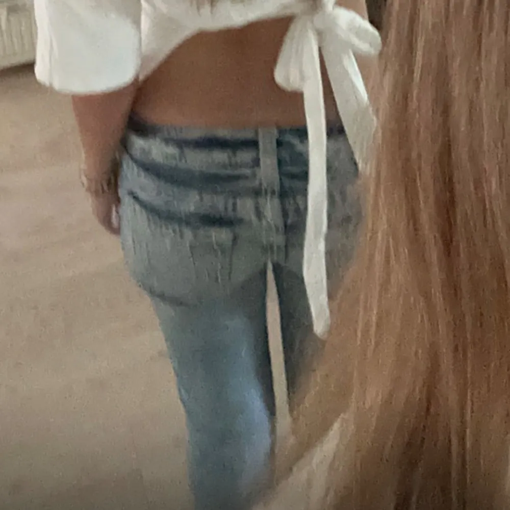 Säljer ett par assnygga lågmidjade jeans från True Religion som inte säljs längre.  Hade ett litet hål men e inget man märker av efterosm har lämnat in dom för att sy. 💕💕. Jeans & Byxor.