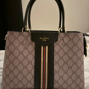 Super snygg väska - Super snygg väska i bra skick, den  ända synliga skadan är de märket som syns på sista bilden!💕