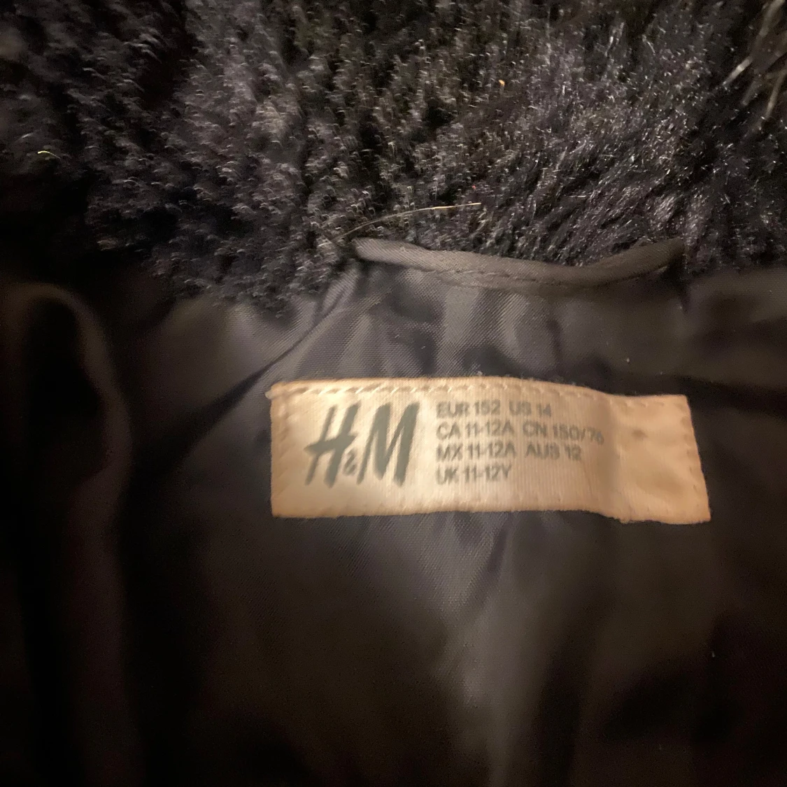 Svart dunjacka från H&M strl 152 - 90
