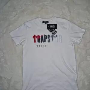 Säljer en snygg vit T-shirt från Trapstar i storlek S. Den är aldrig använd. Priset är ej hugget I sten