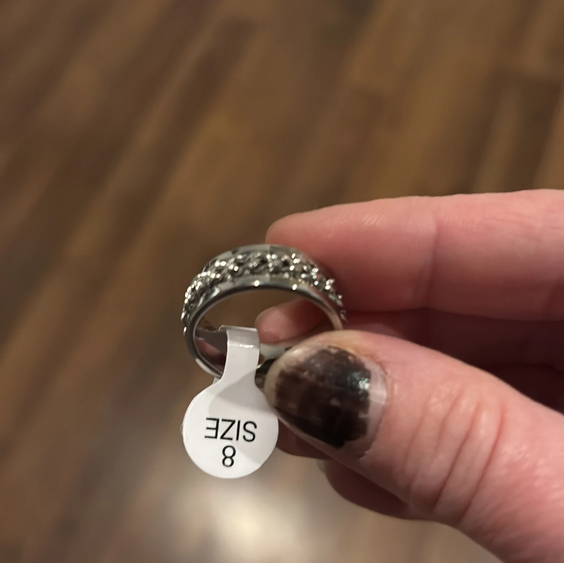 Silverfärgad ring med kedjedetalj - 92